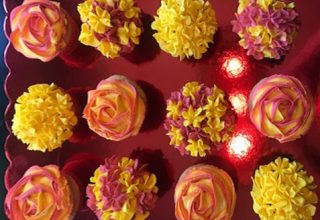 cardinal and gold frosted cupcakes